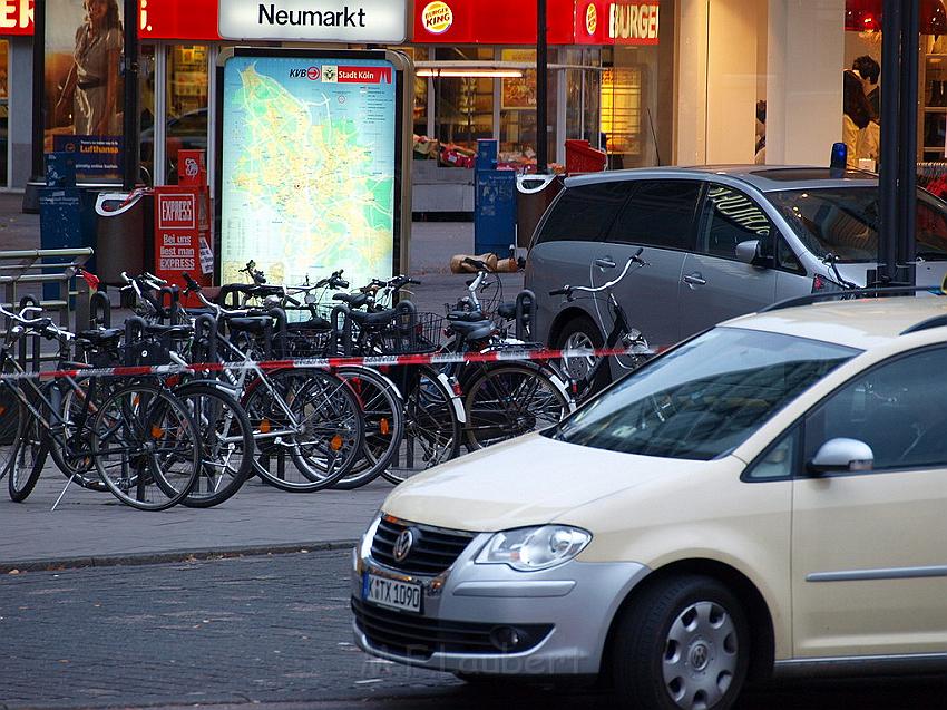 Herrenlose Einkaufstuete gesprengt Koeln Schildergasse P337.JPG